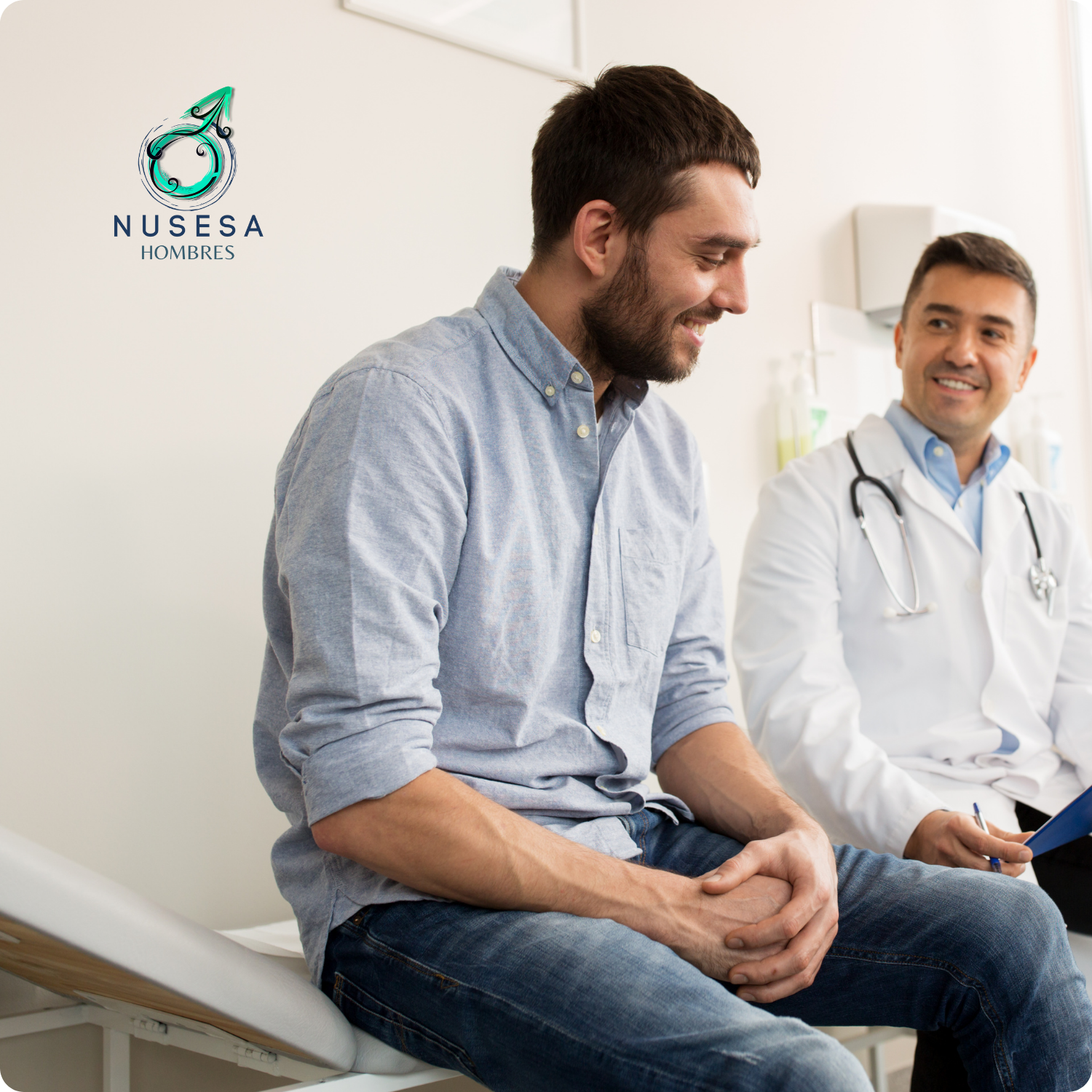 Médico y paciente conversando en consultorio, ambos hombres, en un ambiente de escucha y acompañamiento profesional enfocado en la salud sexual masculina.