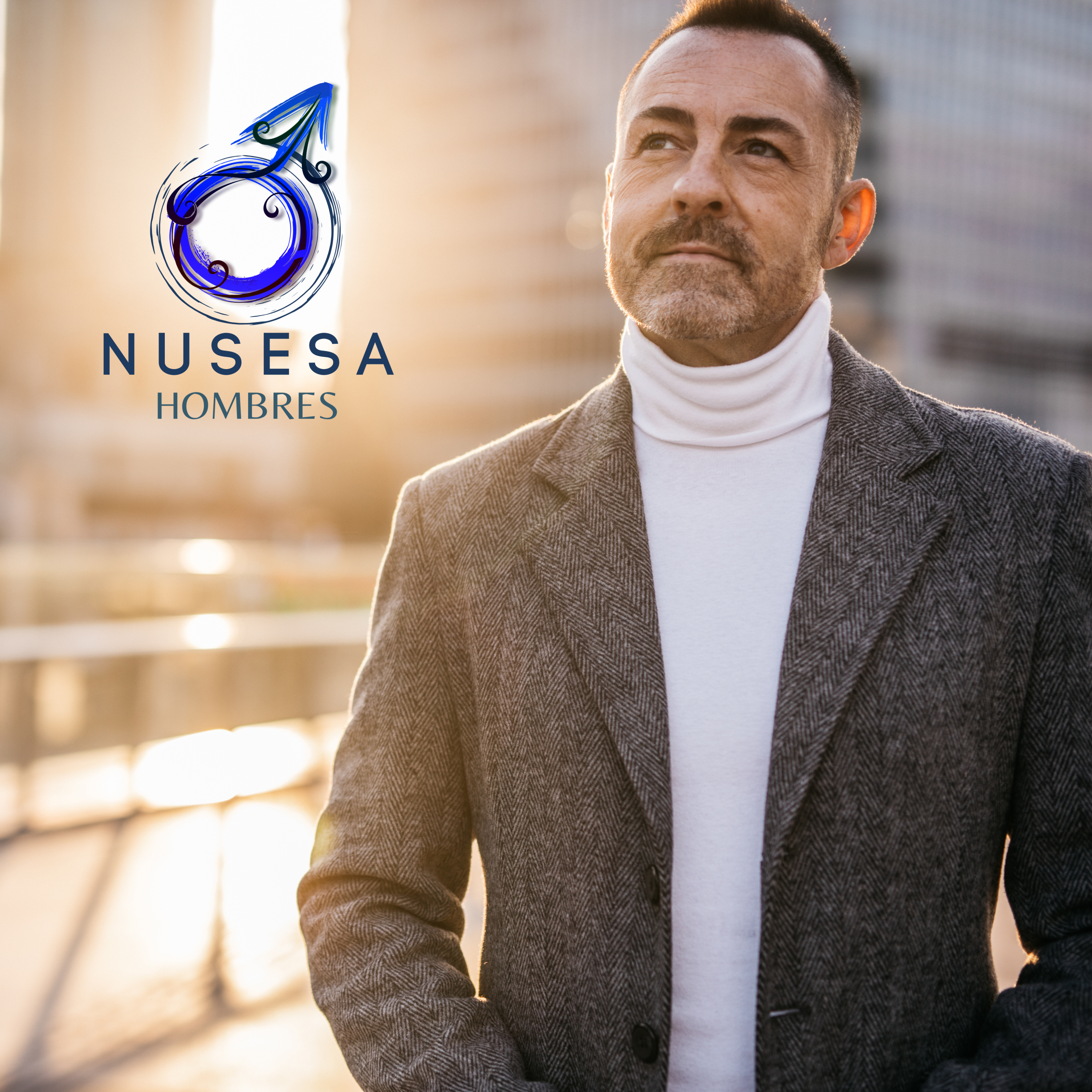 Hombre seguro de sí mismo frente a la clínica NUSESA, símbolo de recuperación y potencia masculina.